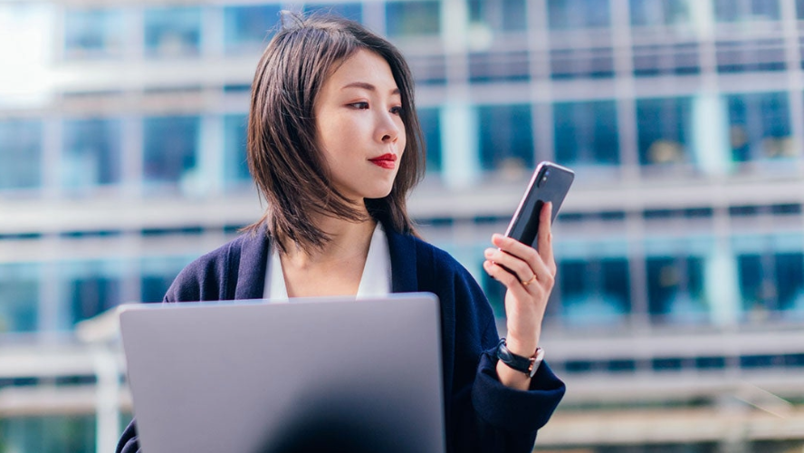 woman-with-phone-laptop-888×500